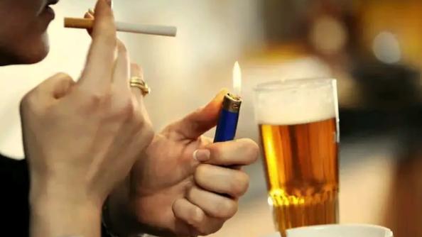 肝脏|男性晨起后有4个“异常”，肝或已“破烂不堪”！如果一个不占，说明肝还“强壮”