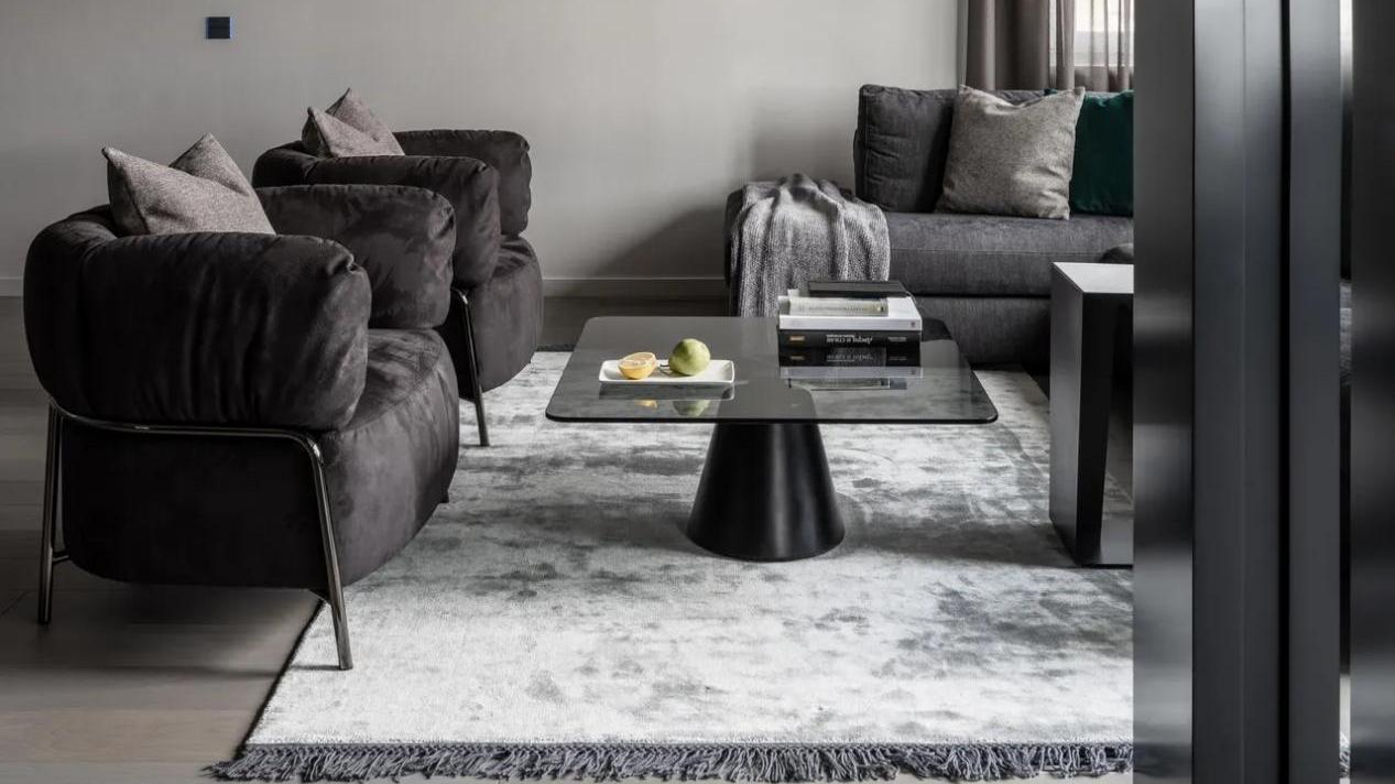 130㎡极简风两居室，灰色贯穿全屋，黑色作点缀，现代又不失档次感