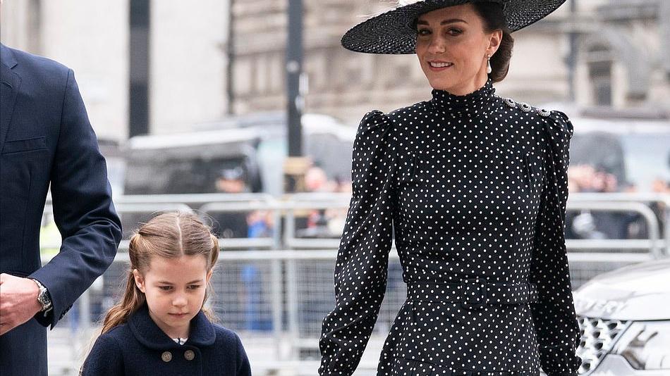 凯特王妃|苏菲王妃一家4口亮相！18岁女儿穿蓝裙亮相好美，比小夏公主惊艳