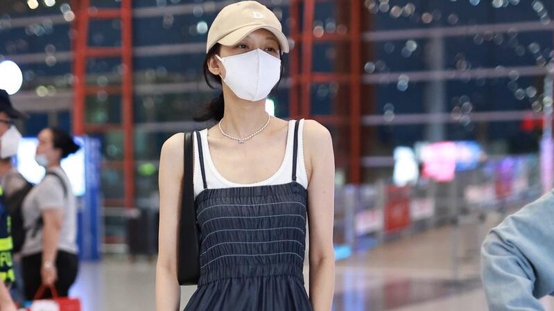 孙怡|孙怡走机场真放得开，穿露脐装手挽经纪人，董子健也不管管