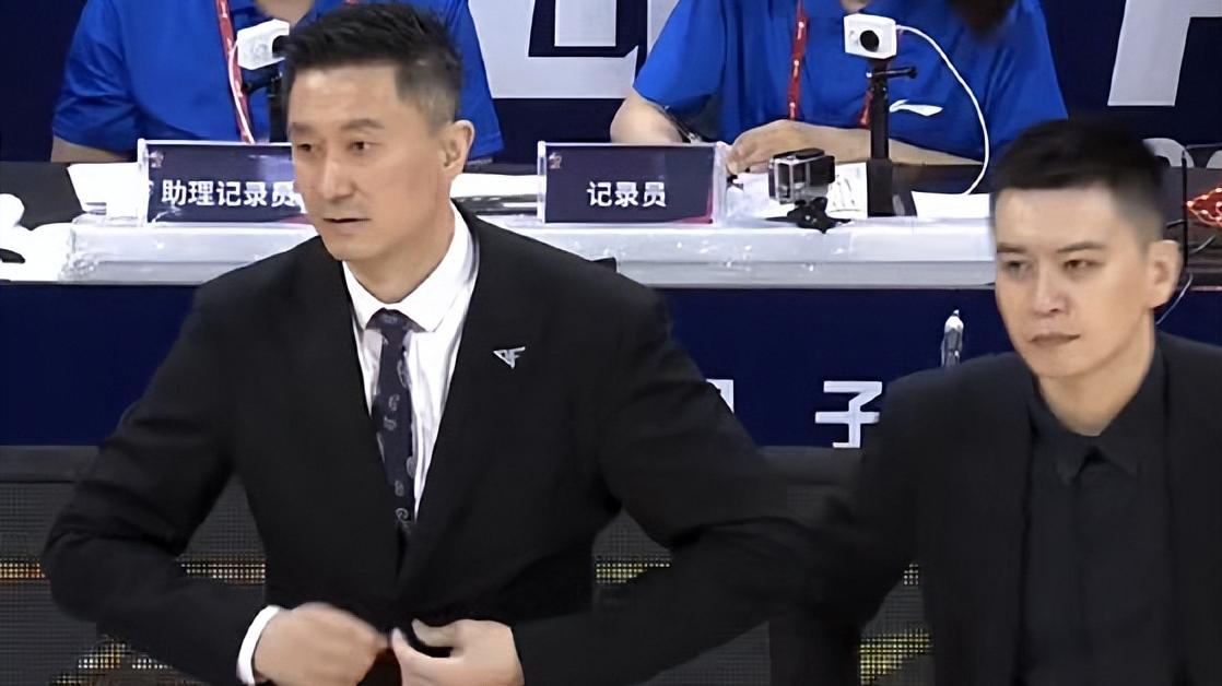 广东男篮|广东惨败，杜锋惊慌失措，不知向谁口吐芬芳，提前5分钟投降看戏