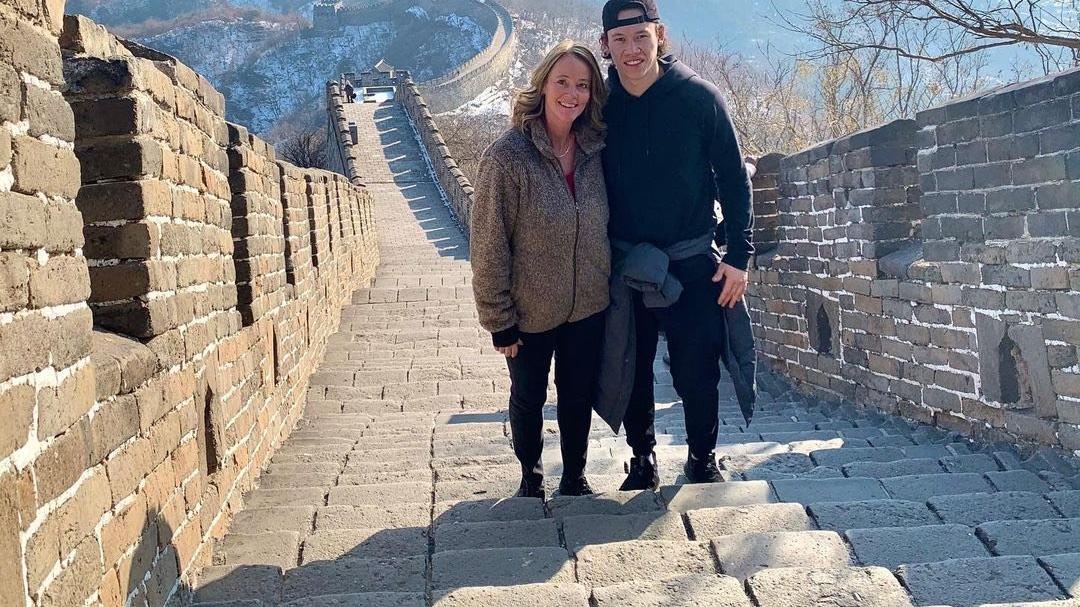 西蒙尼·因扎吉|中国归化名将晒全家福：母亲是白人，兄弟俩继承华裔父亲容貌