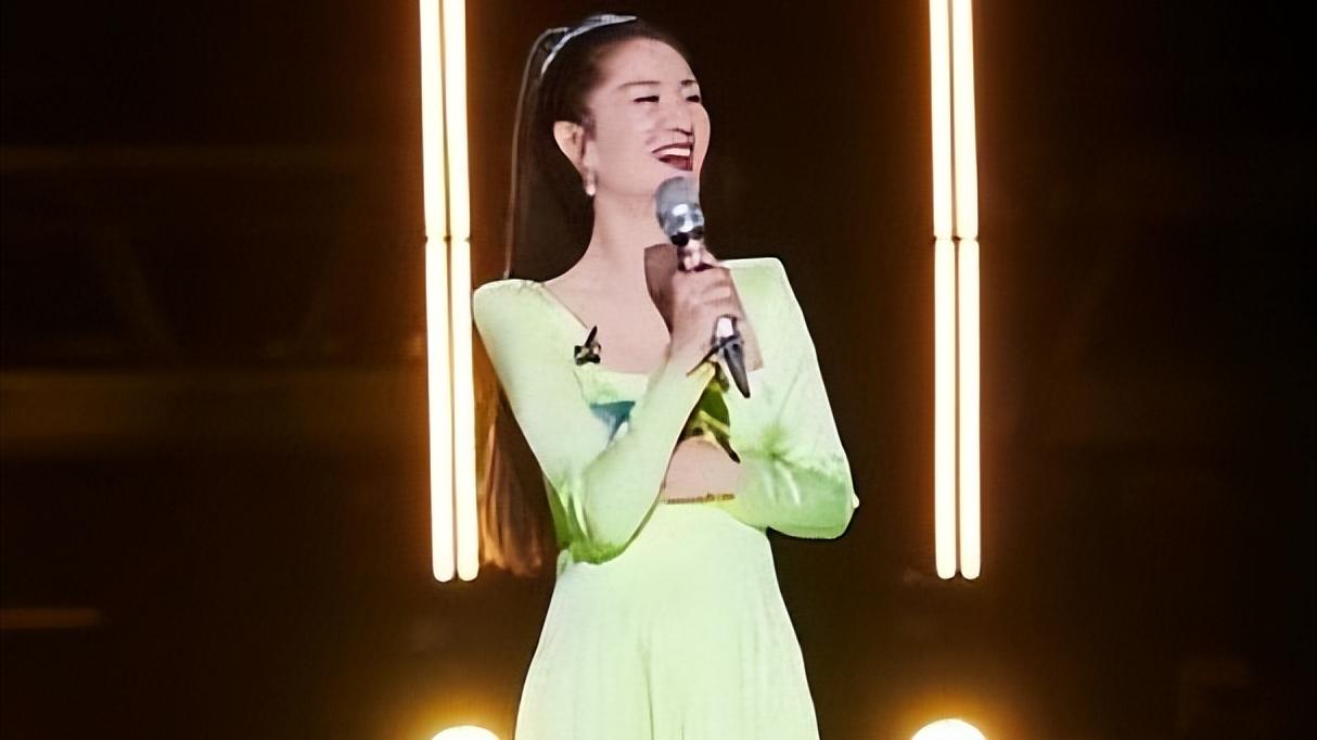 谢娜|做更好的自己！辣妈谢娜越来越会穿了，帅气西装也遮不住曼妙的身材