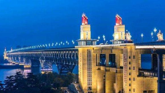 |德国游客参观“南京长江大桥”，提出疑问：就一座桥，有什么意义