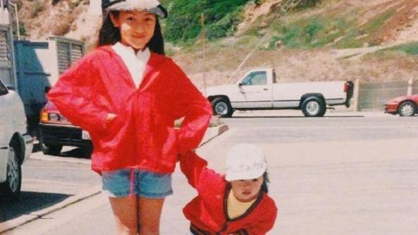 郑秀晶|郑秀晶晒出童年照，为姐姐郑秀妍庆生，小时候两人镜头感超强