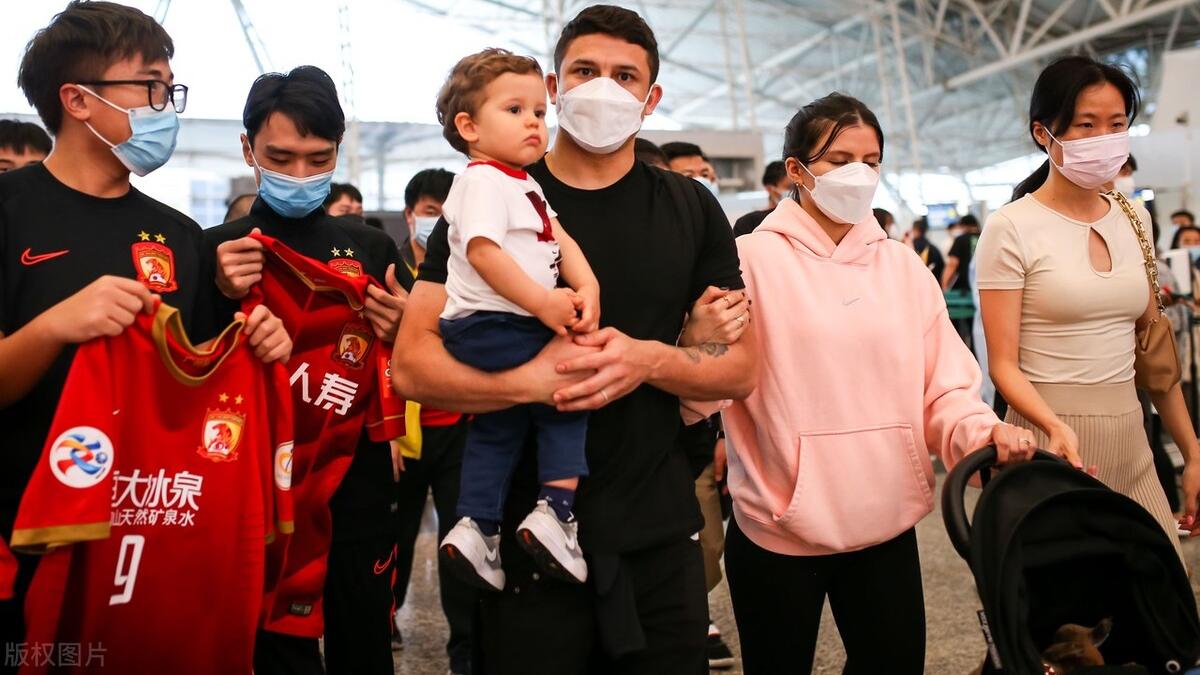 黄健翔|国足锋霸即将开启留洋之旅，跟新东家签约细节曝光，已达成协议！