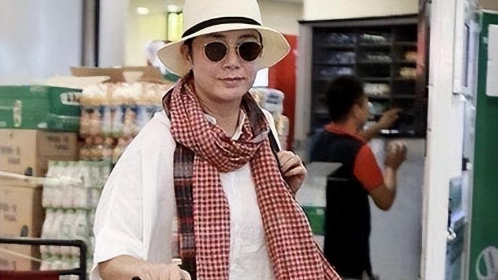 蒋雯丽|蒋雯丽一家三口出国度假，穿着普通却气质高级，儿子长得更像他爸