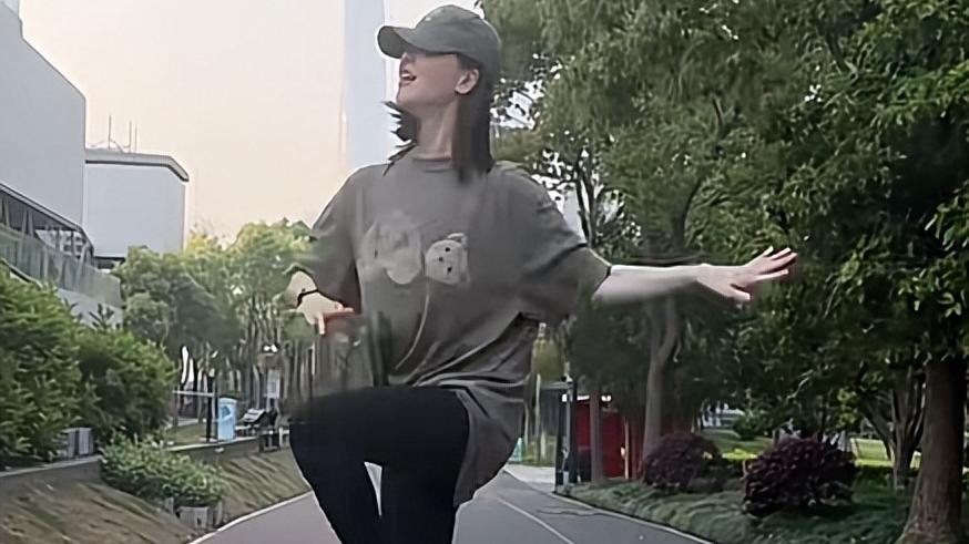 文咏珊|45岁左小青扭胯摆臀秀舞姿！双手放腿前表情娇羞，腰肢柔软又纤细