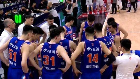 新疆男篮|拒绝退役！新疆35岁老将底薪留队 曾爆砍30+15 辅佐阿的江东山再起