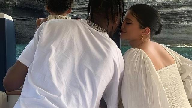 凯莉·詹娜|卡戴珊小妹越来越美！生完二胎瘦回从前苗条身材，腰臀比太优越