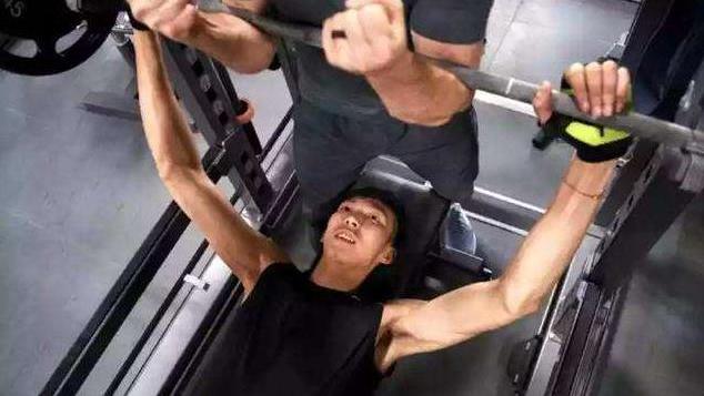 易建联|周琦卧推，易建联卧推，姚明卧推，没有对比就没有尴尬！