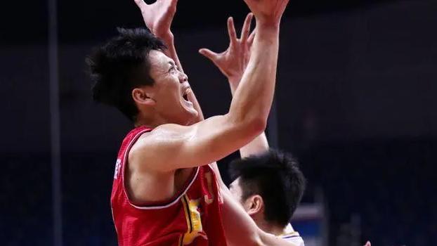 吉林男篮|CBA三消息：深圳双雄发生内讧，吉林队质疑判罚，李春江脸色铁青