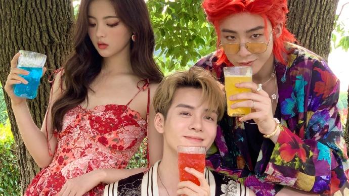 杨幂|杨超越新造型又美出圈！一袭吊带红裙娇艳动人 一颦一笑超迷人