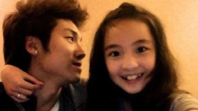 张木易|21岁男星爱上8岁女孩，花十年等她长大，遭网友质疑，如今幸福生活