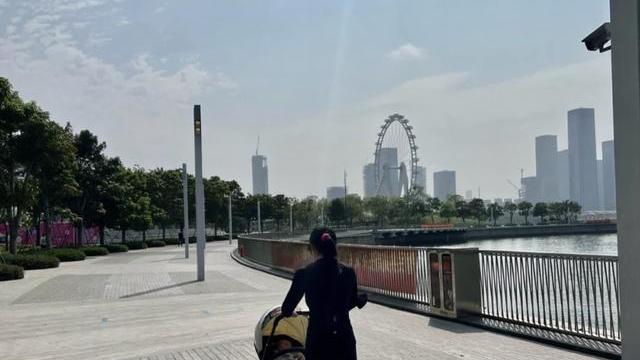 朱珠|朱珠带女儿进组拍戏被隔离，解封后外出遛娃，阳光下心情明媚