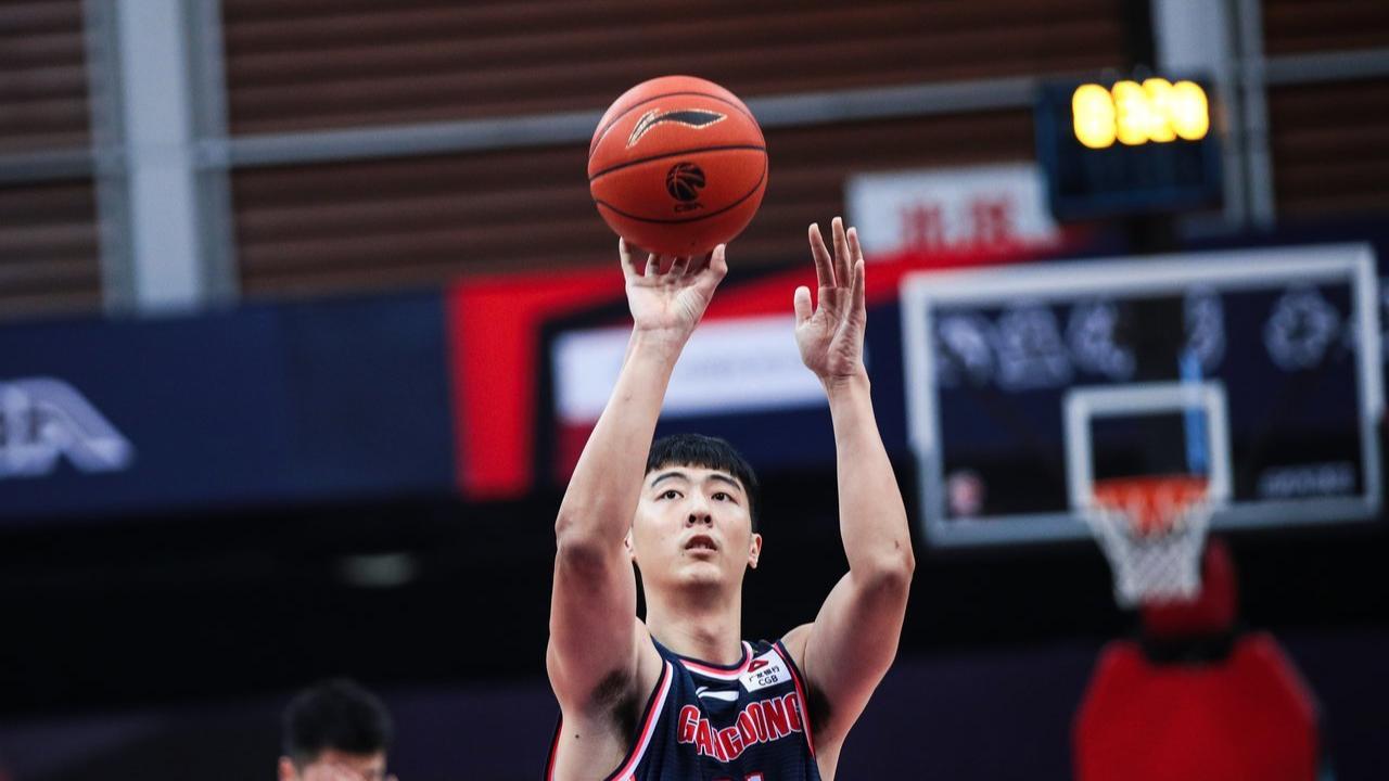 广东男篮|正式离队！广东宏远2米13内线新星被杜锋放弃，提前告别本赛季