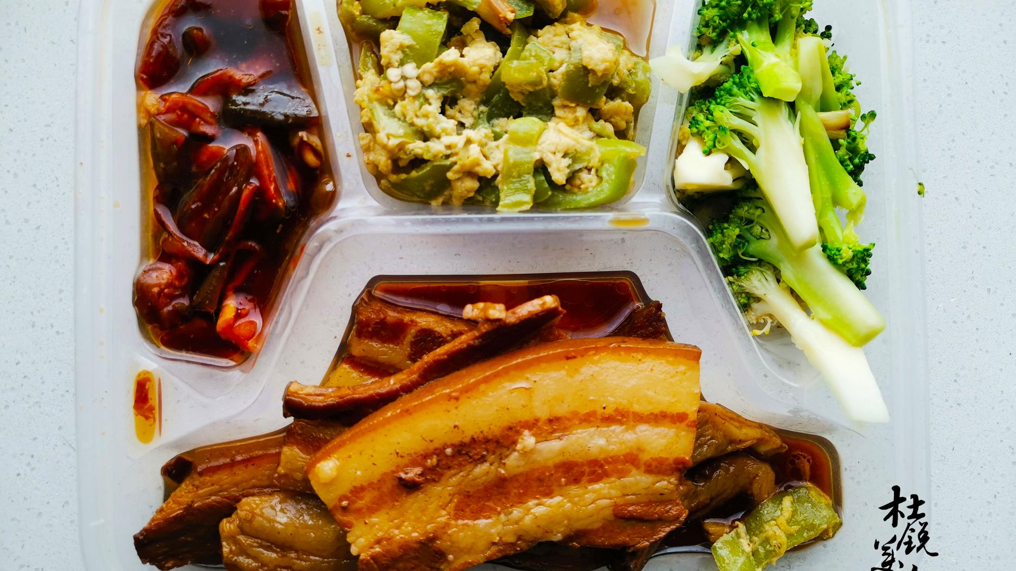 梅菜扣肉|工厂餐厅的盒饭晒朋友圈火了，网友：还招人吗？不要钱，管饭就行