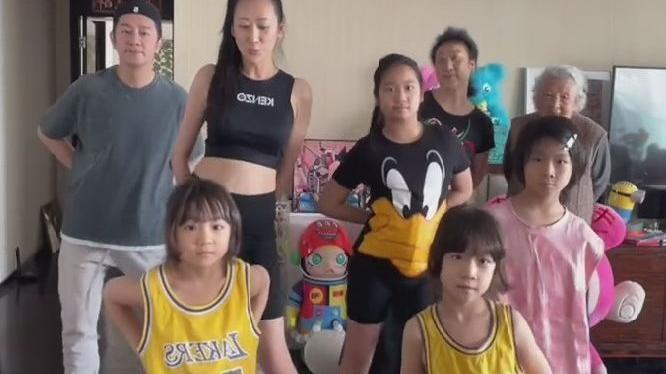 陈浩民|陈浩民一家跳健身操，四个孩子颜值遭吐槽，陈璟逸被误认为是女生