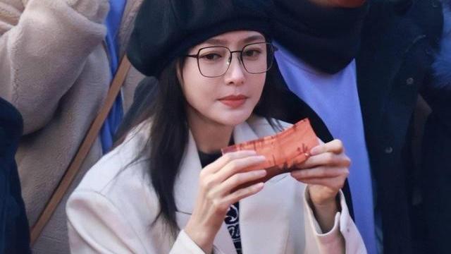 秦岚|42岁秦岚又一部新剧来袭，看清男主后，网友：没有一位颜值差的