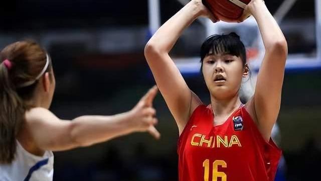 |太甜蜜！李月汝与男友在篮球馆一同挥汗如雨，月底或赴美征战WNBA