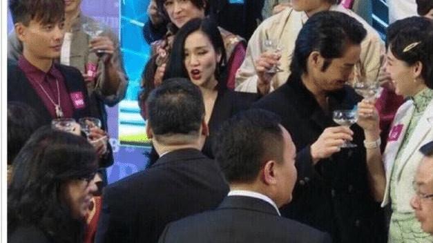 黄宗泽|合照偷瞄，至今未婚，和胡杏儿分手十年，黄宗泽终究难以放下