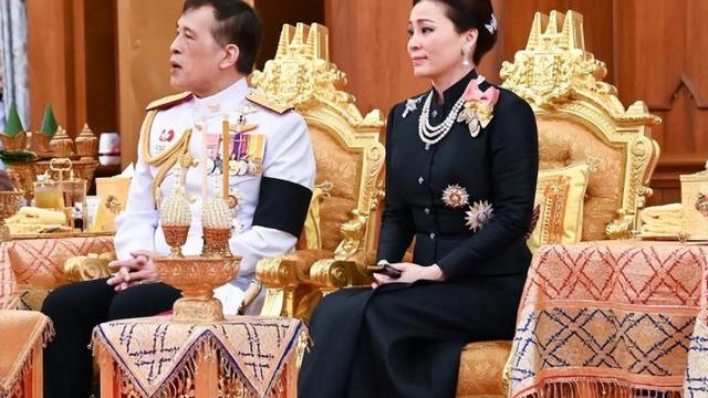 诗妮娜|37岁诗妮娜退出恩宠名单，霸主同框诗琳通出镜，储妃缺席高光镜头