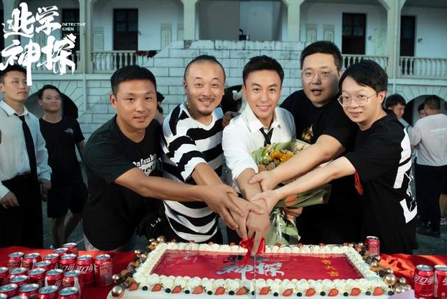 释小龙|释小龙老婆带娃出游被拍，女儿正面照首曝光，保姆司机随行照顾