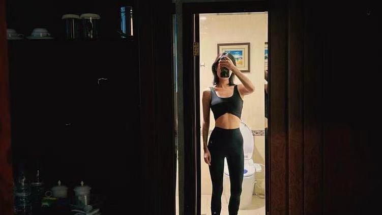 倪妮|倪妮厕所拍美照，穿运动内衣秀马甲线，瑜伽裤下的美腿太抢镜