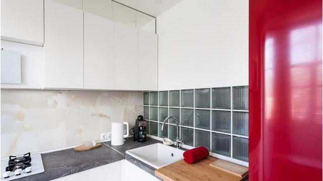 厨房后背板不贴瓷砖不美缝，后挡板嵌入玻璃砖，不藏灰颜值也高