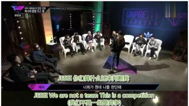 金泫雅|韩国女歌手Jessi晒吐舌照，穿抹胸仅用透明肩带固定，比泫雅还狂野热辣