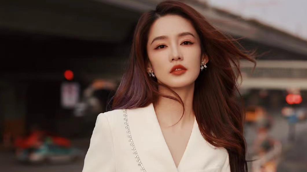 李沁|李沁穿白色西装裙玩下衣失踪，性感时尚又高级