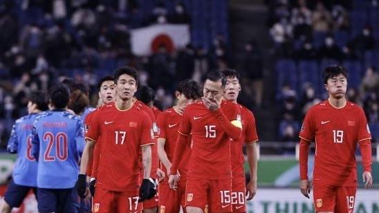 国足|国足两大队长陷入尴尬，难接班郑智，一人名声急剧下降！