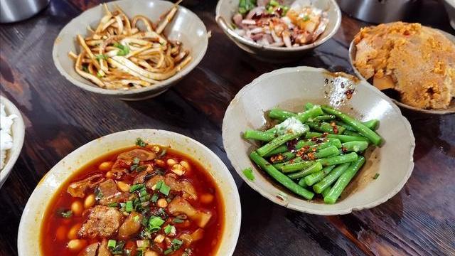 重庆|外地小伙子来重庆，在苍蝇馆子点了一桌子菜，结账时以为看花眼