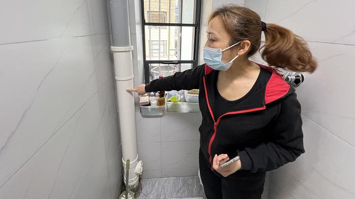 新装修的柜子泡在污水里，班都不敢去上！楼下邻居：我也是受害者