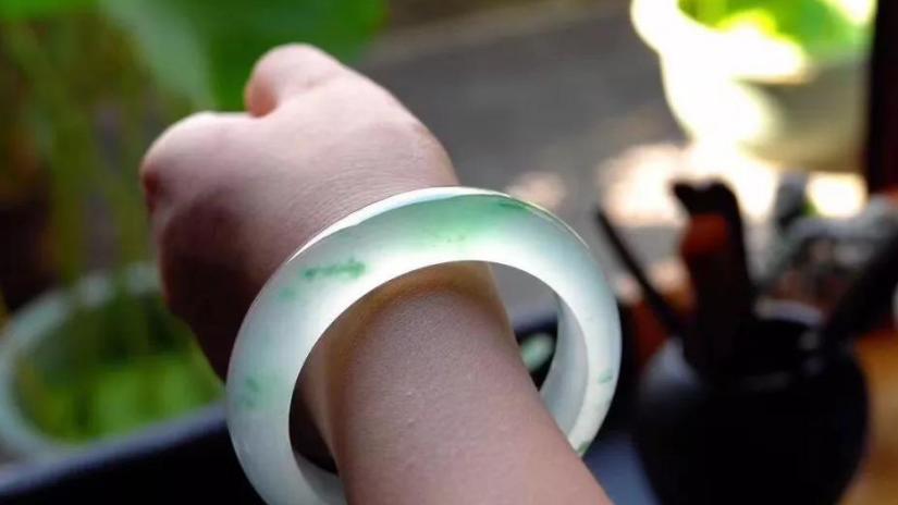 |翡翠手镯上的白沫，是它的保护层蜡，所以没必要太担心