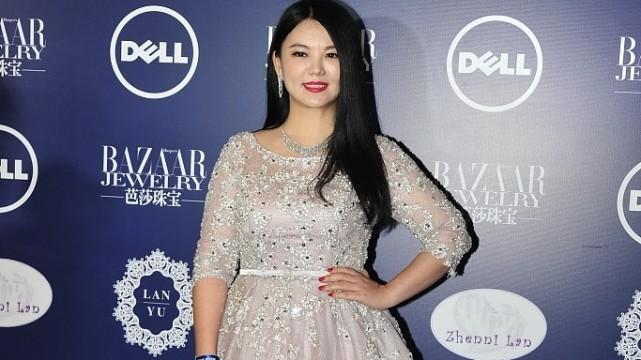 香槟|李湘的“傲人身材”让人羡慕，身穿鎏金小礼裙，贵妇感满满太惊艳