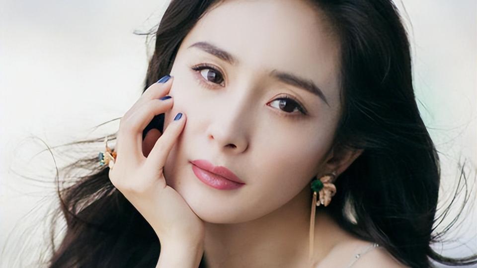 杨幂|杨幂花少素颜出镜，皮肤白皙表情懵懂，低胸吊带暴露傲人曲线