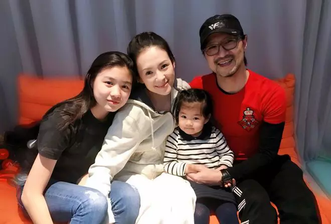 主持人：给你10亿，愿意离开汪峰吗？章子怡：不可能，汪峰是真爱
