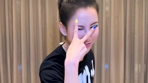 李玟|李玟教粉丝跳健身舞，穿紧身裤凹凸有致，网友：天使脸魔鬼身材