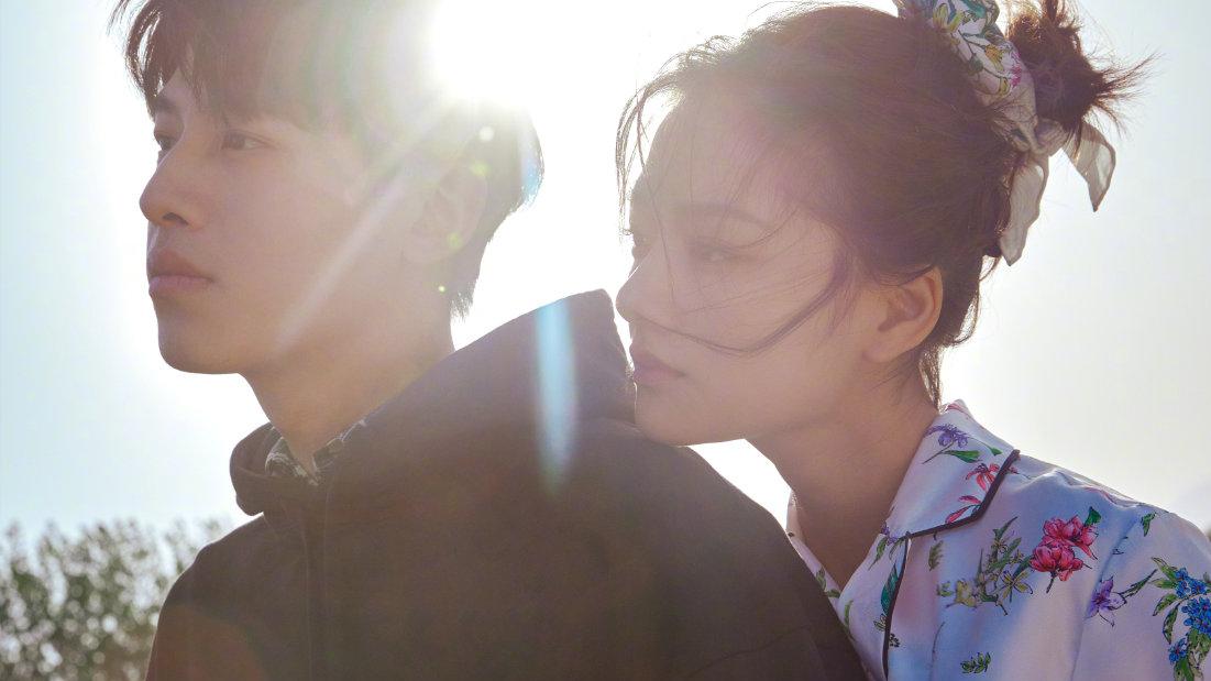 任敏|CP感炸裂！任敏、辛云来拍浪漫氛围写真，男方轻轻把女方揽在怀里