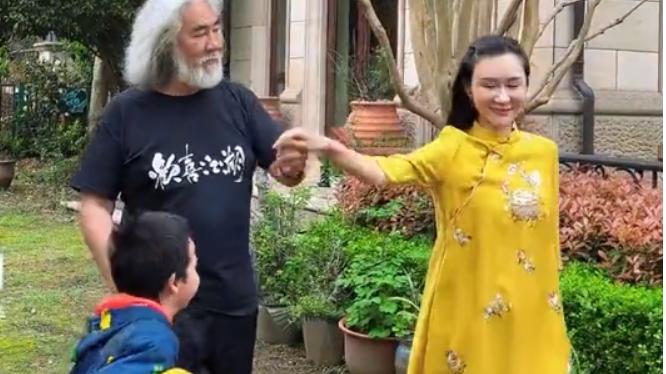 张纪中|娱乐圈中备受争议夫妻，张纪中夫妇屡次秀恩爱，网友吐槽“老夫少妻”