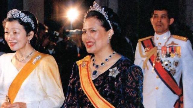 西拉米|?诗丽吉打开首饰盒，西拉米是王冠继承人，苏提达只能戴现代珠宝