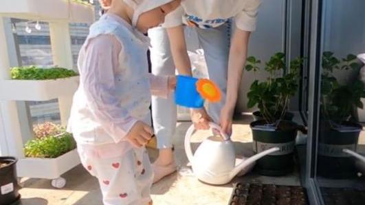 |李彩桦晒居家日常，穿裙子下蹲差点走光，手上6个戒指十分豪气