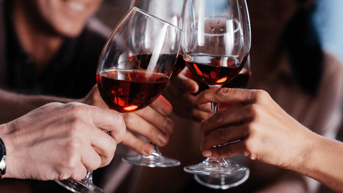 葡萄酒|从未开过的红酒，“过期了”还能喝吗？酿酒师一席话，清醒无数人