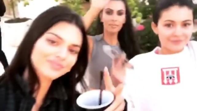 科勒|科勒分享卡戴珊家姐妹罕见照片，超模肯豆最惊艳，金对TT有意见