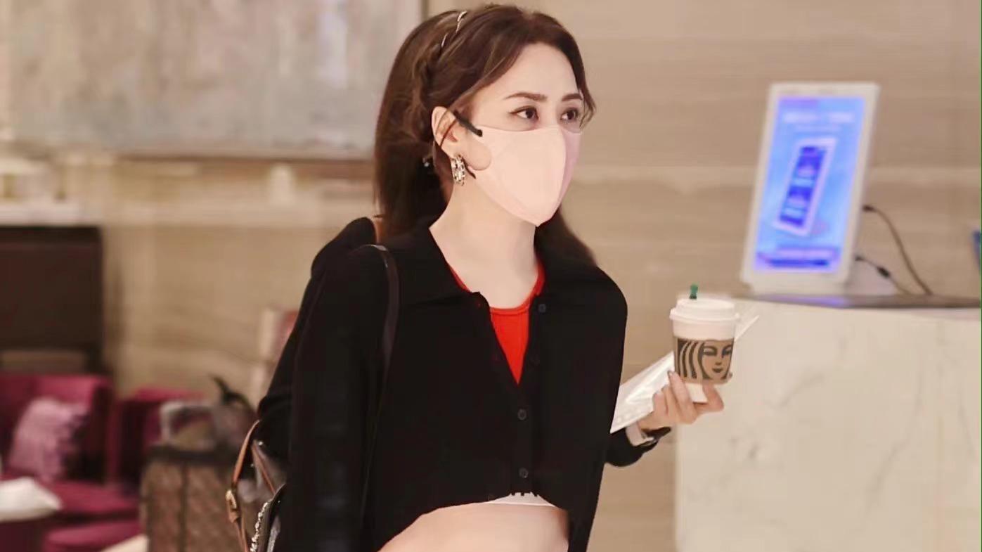 穿衣搭配 阿娇瘦身成功真上镜，穿短上衣秀出小蛮腰，纤腰长腿像是变了个人