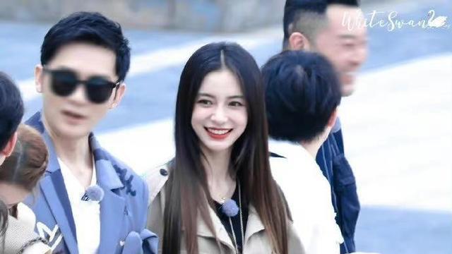 韩东君|李晨对杨颖说：“第一次见你黑长直发配工装外套，真是美啊！”