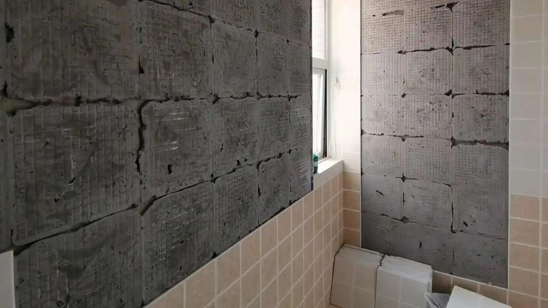 装修后4年刚入住，墙砖大面积脱落，装修公司：已过保，需付费维修