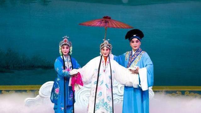 京剧|京剧名家张火丁的《白蛇传》堪称经典，郭玮的版本太躁