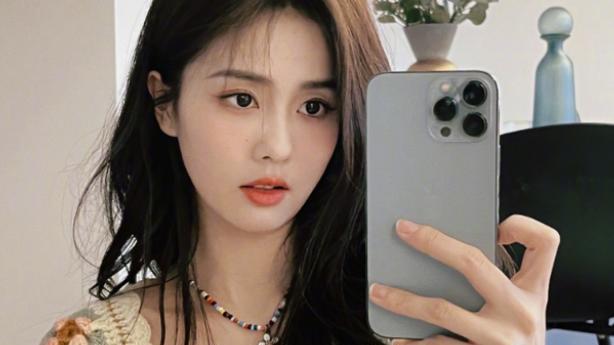 白梦妍|网曝《奔跑吧》已开启录制，白鹿现身机场，网友：一山不容二虎